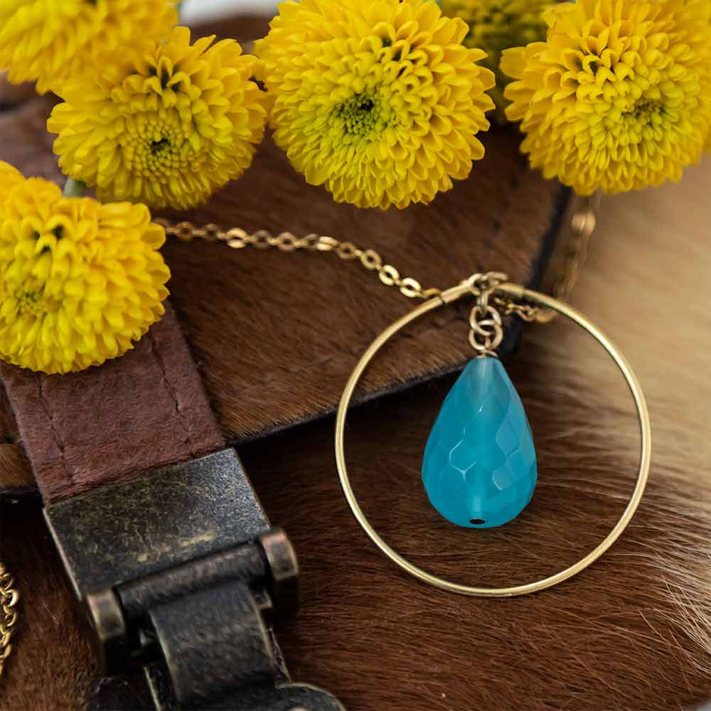 alt="Blue Quartz Gemstone Pendant Jewelry Necklace"