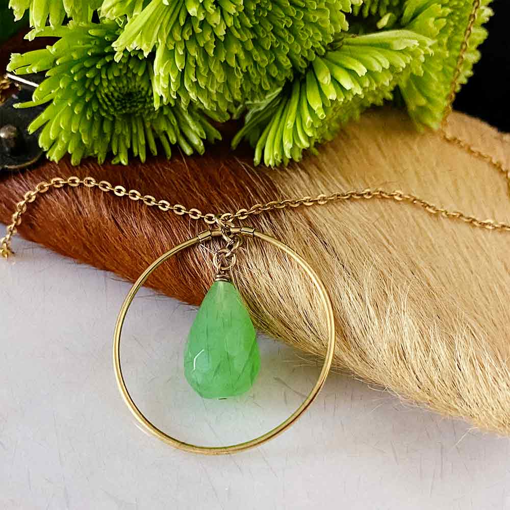 alt="Green Quartz Gemstone Pendant Jewelry Necklace"