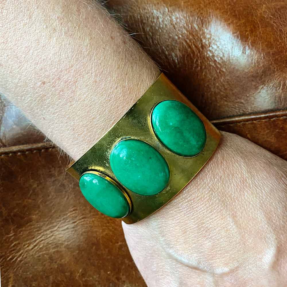 alt="Emerald Green Gemstone Gold Cuff Bracelet"