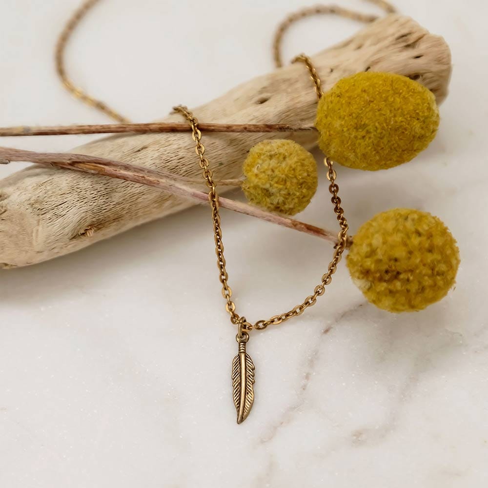 alt="E.B. Jewelry Studio Vintage Gold Hyo Feather Chain Jewelry Necklace"