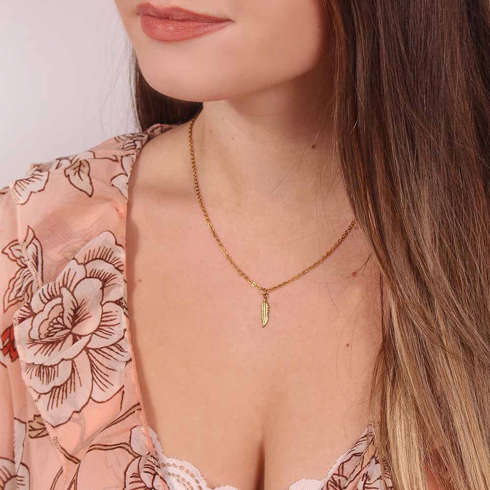 alt="Dainty Gold Feather Necklace"